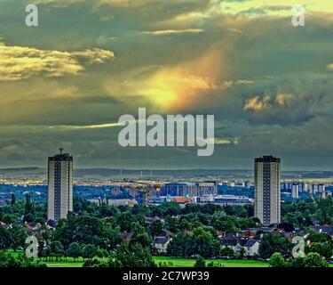 Glasgow, Écosse, Royaume-Uni 19 juillet, 2020: Météo Royaume-Uni: Rare halo arc-en-ciel ou nuage arc-en-ciel était au-dessus de la reine Elizabeth hôpital d'enseignement à Govan ce soir. Crédit : Gerard Ferry/Alay Live News Banque D'Images