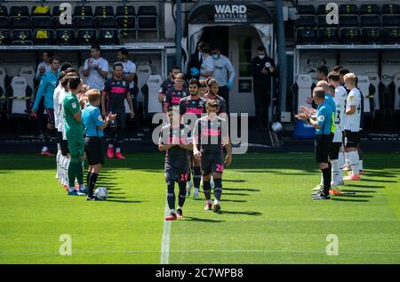 Derby, Royaume-Uni. 19 juillet 2020. Pablo Hern‡ndez de Leeds United dirige l'équipe en tant que joueurs de Derby et les officiels de match donnent une garde d'honneur pendant le match de championnat de Sky Bet entre Derby County et Leeds United au stade IPRO, Derby, Angleterre. Les stades de football autour de l'enceinte restent vides en raison de la pandémie Covid-19, car les lois de distanciation sociale du gouvernement interdisent aux supporters de se trouver dans les lieux, ce qui entraîne le jeu de tous les matchs derrière des portes fermées jusqu'à nouvel ordre le 19 juillet 2020. Photo d'Andy Rowland. Crédit : images Prime Media/Alamy Live News Banque D'Images