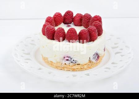 Mini-cheesecake au chocolat blanc et framboises dans une assiette Banque D'Images