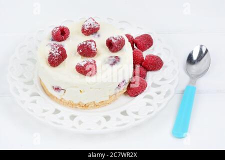 Mini-cheesecake au chocolat blanc et framboises dans une assiette sur la table Banque D'Images