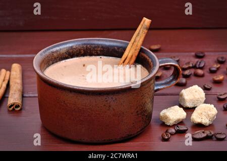 Chocolat chaud avec bâton de cannelle dans une tasse vintage Banque D'Images