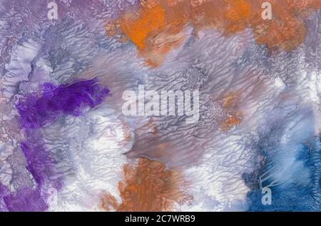Texture dessinée à la main, monotype, peinture abstraite de gouache d'arrière-plan, éclaboussures de peinture, gouttes, traits en gris, bleu, orange, violet. Conception pour les fonds, collages, designs, titres, étiquettes de prix, prospectus, fonds d'écran, couvertures et emballages. Banque D'Images