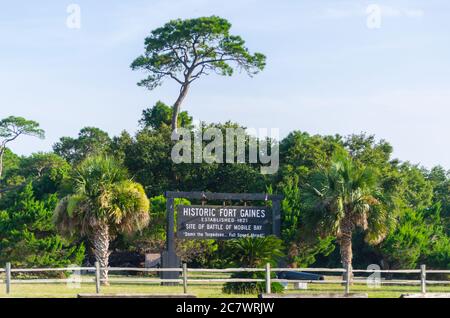 Un panneau se trouve devant fort gaines, le 30 juin 2020, à Dauphin Island, Alabama. Le fort gaines, construit en 1821, fut le site de la bataille de Mobile Bay. Banque D'Images
