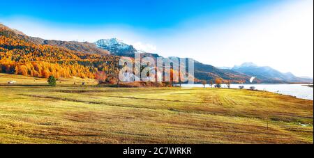 Fantastique vue d'automne du château de Crap da Sass sur le lac Silvaplana. Lieu: Silvaplana, district de Maloya, région de l'Engadine, canton des Grisons, Suisse, Banque D'Images