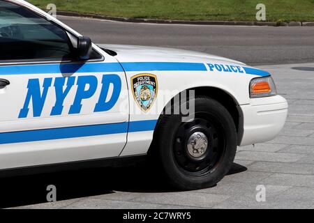 Voiture de police NYPD dans une rue de la ville en été, Ford Crown Victoria Banque D'Images