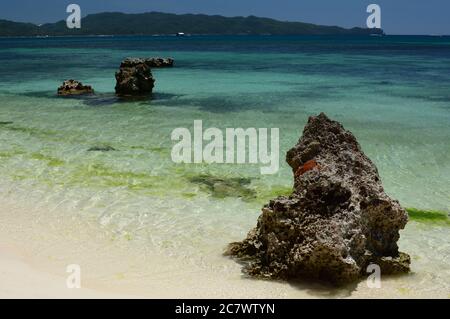 L'eau cristalline de White Beach. Boracay. Aklan. Visayas de l'Ouest. Philippines Banque D'Images