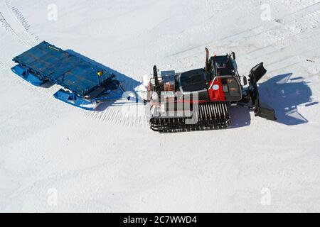 Un tracteur coulissant spécial avec des chenilles larges pour le transport sur de longues distances. Équipement spécial. Antarctique Banque D'Images