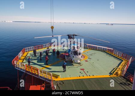 Vue sur le pont depuis la cabine du capitaine sur la dérive de glace Akademik Fedorov. Vue Antarctique de la glace, eau libre, déchargement de l'équipement. Banque D'Images