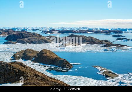 La nature et les paysages difficiles de l'Antarctique. L'océan, les icebergs et la terre froide. Banque D'Images