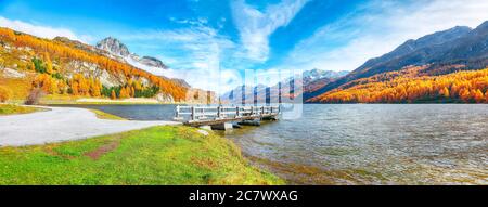 Jetée en bois et vue fantastique sur le lac de Sils (Silsersee). Scène automnale colorée des Alpes suisses. Lieu: Maloya, région de l'Engadine, canton des Grisons, Suisse Banque D'Images