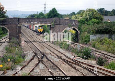 66517 dirige un train de conteneurs Wentloog - Southampton à travers Magor. Banque D'Images