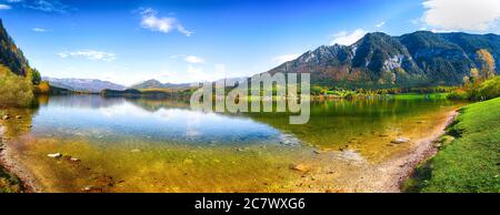 Grand panorama de montagne cristalline lac Hallstatten dans les Alpes autour du village Hallstatt. Emplacement : resort village Hallstatt, région de Salzkammergut Banque D'Images