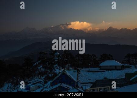 Vue panoramique sur la chaîne de montagnes de Kanchenjunga depuis le sommet de Sandakphu, Bengale occidental, Inde Banque D'Images