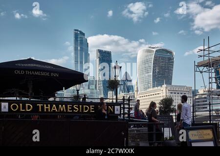 Old Thameside Inn pub ouvert en juillet 2020 après l'écluse pour COVID 19. Banque D'Images