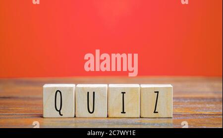 Blocs de bois avec le mot Quiz. Concept d'entreprise ou d'éducation. Réponses à des questions orales ou écrites provenant de divers domaines de connaissances. Banque D'Images