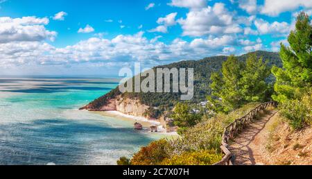 Îlots pittoresques Faraglioni di Puglia en été Mer Adriatique bay Baia delle Zagare. Mattinata Faraglioni cheminées et plage côte d'Mergoli, Vieste G Banque D'Images