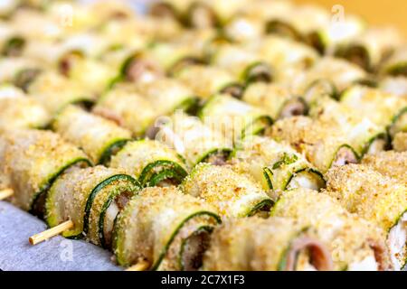 Brochettes de petits pains de courgettes préparés pour être cuits ou grillés. Concept de cuisine de rue. L'été, une alimentation saine. Mise au point sélective. Banque D'Images