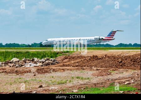 Décollage du jet régional CRJ-900 de Canadair de l'aéroport Bluegrass de Lexington Kentucky (États-Unis) Banque D'Images