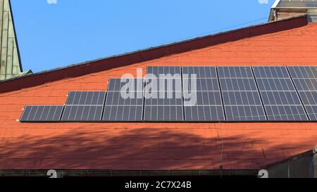 Vue des panneaux solaires dans une rangée installée sur le toit Banque D'Images