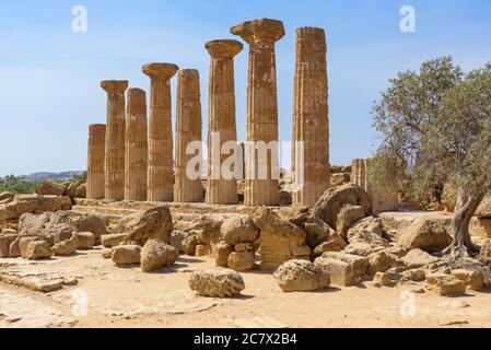 Ruines du temple d'Hercules dans la vallée des temples d'Agrigente, Sicile, Italie Banque D'Images