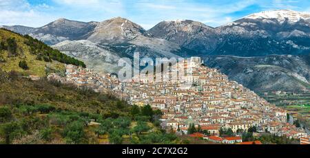 Vue panoramique sur Morano Calabro. Un des plus beaux villages (borgo médiéval) de Calabre. Italie. Banque D'Images