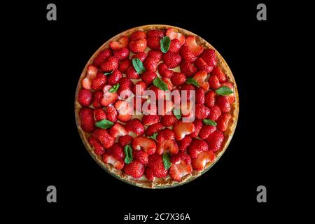 Vue de dessus d'une tarte aux fraises isolée sur fond noir. Banque D'Images