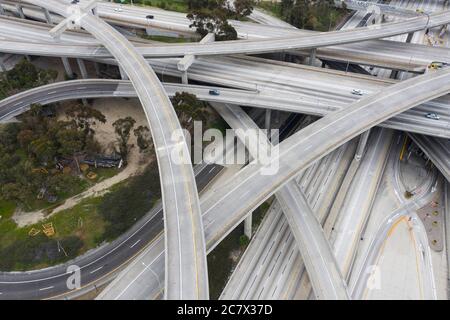 L'échangeur vide des autoroutes 105 et 110 de l'air au-dessus de Los Angeles Banque D'Images