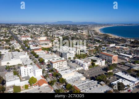 Vue aérienne sur le centre-ville de Ventura, Californie avec la côte bleue de l'océan Pacifique Banque D'Images