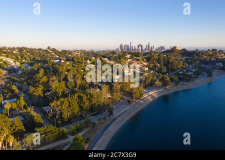 Vue aérienne du réservoir de Silver Lake avec vue sur le centre-ville de Los Angeles au loin Banque D'Images