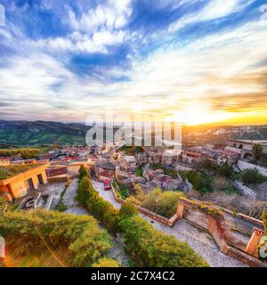 Lever de soleil sur le vieux célèbre village médiéval de Stilo en Calabre. Vue sur la ville et la vallée. Italie du Sud. Europe. Banque D'Images