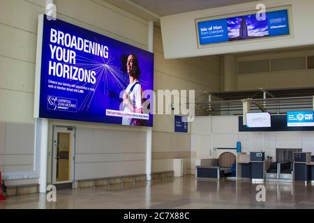 8 juillet 2020 le terminal vide de l'aéroport John Lennon de Liverpool, en Angleterre, en début d'après-midi pendant la crise du virus Corona Banque D'Images