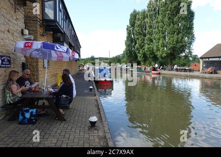 Long canal Bruerne, Northants, Royaume-Uni - 19 juillet 2020 : les gens dehors en train de boire un verre et un dimanche après-midi chaud. L'Angleterre assouplit les règles du coronavirus Covid 19. Banque D'Images