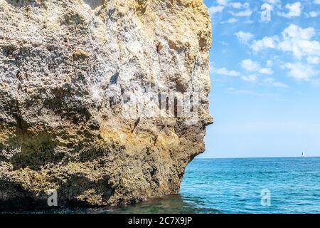 La formation naturelle de roche emblématique appelée le visage à Praia da Marinha en Algarve, Portugal, vue Europe depuis la populaire excursion en bateau grotte le long de l'Algarve coas Banque D'Images