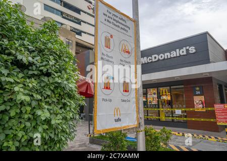 Un panneau à l'entrée d'un restaurant McDonald's à Cebu City, Philippines, annonçant une politique de non-contact initiée en raison de la pandémie Covid-19 de 2020 Banque D'Images