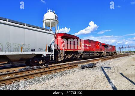 Franklin Park, Illinois, États-Unis. Une paire de locomotives du chemin de fer canadien Pacifique dirige un train mixte de marchandises depuis la cour. Banque D'Images