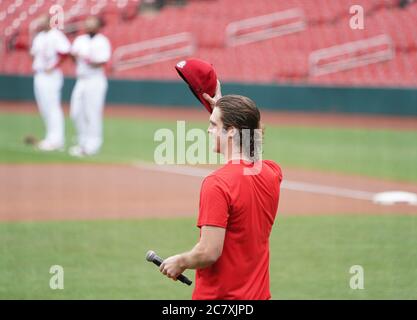 St. Louis, États-Unis. 19 juillet 2020. Le pichet des Cardinals de St. Louis Jake Woodford met sa casquette après avoir chanté l'hymne national avant un match inter-équipes au stade Busch de St. Louis le dimanche 19 juillet 2020. Photo de Bill Greenblatt/UPI crédit: UPI/Alay Live News Banque D'Images