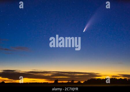 La Neowise Comet dans le ciel nocturne près de Winkler, Manitoba, Canada. Banque D'Images
