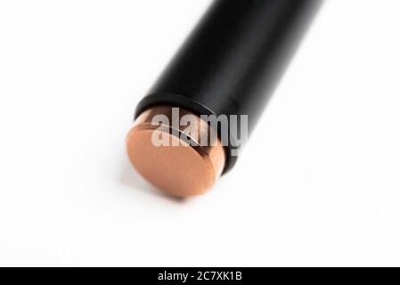 Photo macro de la partie métallique rétractable d'un stylo à bille noir moderne, élégant et profilé. Banque D'Images