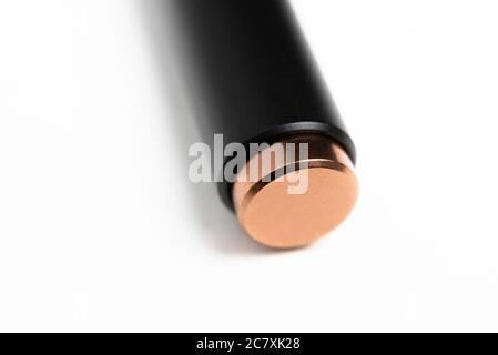 Photo macro de la partie métallique rétractable d'un stylo à bille noir moderne, élégant et profilé. Banque D'Images