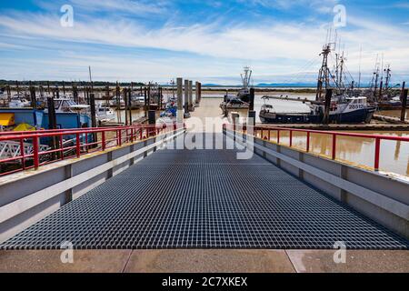 Rampe d'accès pour véhicules aux quais flottants dans le port de Steveston, Colombie-Britannique, Canada Banque D'Images