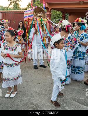 Les femmes en huipils de fête traditionnelle brodés et chapeaux fleuris se préparent pour la danse de la tête de porc et de la Turquie, ou Baile de la cabeza del Banque D'Images