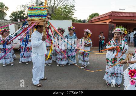 Les femmes en huipils de fête traditionnelle brodés et chapeaux fleuris se préparent pour la danse de la tête de porc et de la Turquie, ou Baile de la cabeza del Banque D'Images