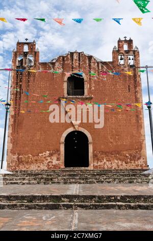 L'église coloniale de San Mateo a été achevée en 1779 sous la direction des Frères franciscains dans la ville de Santa Elena, Yucatan, Mexique. Banque D'Images