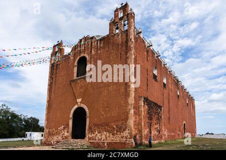 L'église coloniale de San Mateo a été achevée en 1779 sous la direction des Frères franciscains dans la ville de Santa Elena, Yucatan, Mexique. Banque D'Images