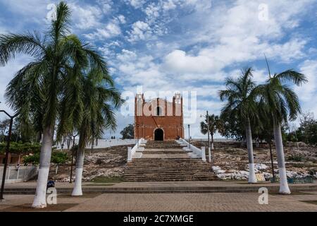 L'église coloniale de San Mateo a été achevée en 1779 sous la direction des Frères franciscains dans la ville de Santa Elena, Yucatan, Mexique. Banque D'Images