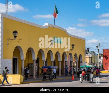 Un taxi à moto dans la rue en face du palais municipal ou de l'hôtel de ville à Acanceh, Yucatan, Mexique. Banque D'Images