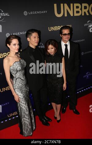 Angelina Jolie, productrice et réalisatrice non cassée, avec l’acteur Miyavi, Melody Ishihara et Brad Pitt, sur le tapis rouge de la première mondiale de ‘un Banque D'Images