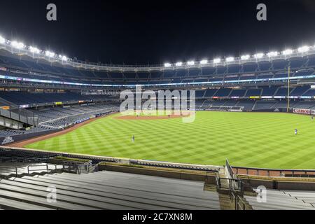 Bronx, États-Unis. 19 juillet 2020. New York Yankees désigné hitter Giancarlo Stanton (27) arrondit les bases après avoir frappé une course à domicile dans le septième établissement d'un match de baseball MLB pré-saison contre les mets de New York au Yankee Stadium à New York le dimanche 19 juillet 2020. Photo de Corey Sipkin/UPI crédit: UPI/Alay Live News Banque D'Images