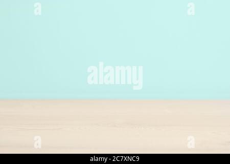 Vider une table en bois blanc et un fond bleu clair Banque D'Images