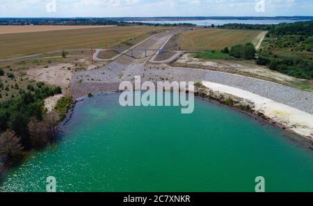 14 juillet 2020, Brandebourg, Sedlitz : le lac Sedlitz avec le pont vers le lac Großräschen. Il n'y a pas encore d'eau dans le chenal artificiel, car le niveau d'eau maximal du lac Sedlitz n'a pas encore été atteint. Le lac Sedlitz fait partie de la chaîne de lacs Lusatien Lakeland et est situé dans le quartier Oberspreewald-Lauritz. Depuis juin, le trou résiduel d'extraction en fonte ouverte de Sedlitz a été limité au nom de la Lausitzer und Mitteldeutsche Bergbau-Verwaltungsgesellschaft mbH (LMBV). Cette neutralisation initiale est effectuée avec le navire de traitement d'eau 'Klara' de LMBV, qui était l'alre Banque D'Images